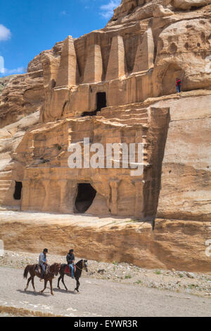 Einheimische Männer auf Pferden, Obelisk Grab, Oberwagen und Bab-als Siq Triclinium unten, Petra, UNESCO, Jordanien, Naher Osten Stockfoto