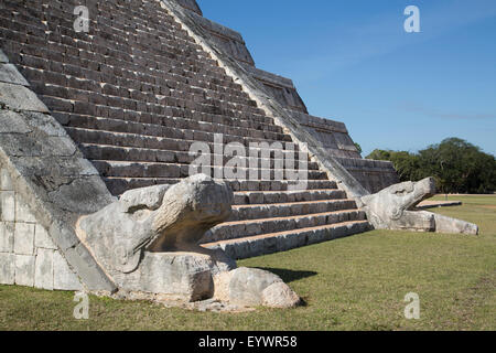 Schlange-Köpfe, El Castillo (Pyramide von Kulkulcan), Chichen Itza, UNESCO-Weltkulturerbe, Yucatan, Mexiko, Nordamerika Stockfoto