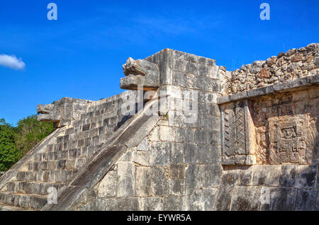 Treppe mit Schlange Köpfe, Plattform der Venus, Chichen Itza, UNESCO-Weltkulturerbe, Yucatan, Mexiko, Nordamerika Stockfoto