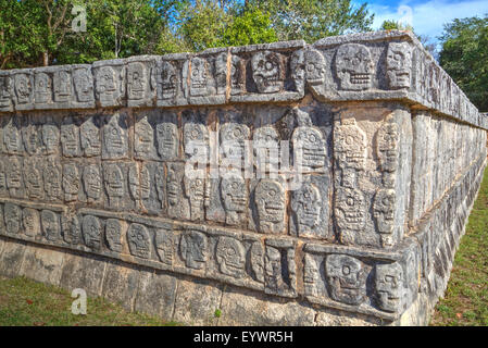 Plattform der Schädel, Chichen Itza, UNESCO World Heritage Site, Yucatan, Mexiko, Nordamerika Stockfoto