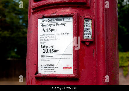 Briefkasten mit Stempel Maschine Zeichen, Pailton, Warwickshire, England, UK Stockfoto