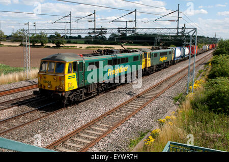 Zwei Klasse 86 Elektrolokomotiven ziehen eine intermodale Güterzug auf der West Coast Main Line, Easenhall, Warwickshire, UK Stockfoto