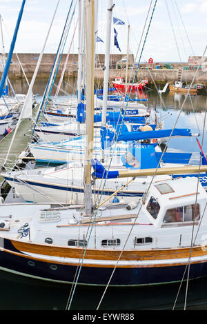 Yachten im Hafen von Findochty an der Moray Küste in Schottland Stockfoto