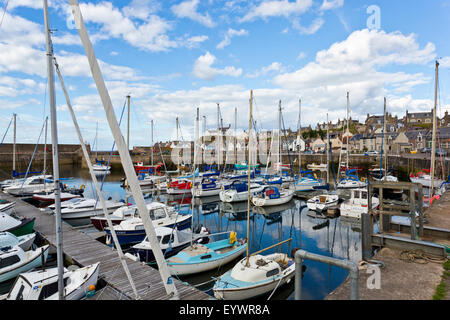 Yachten im Hafen von Findochty an der Moray Küste in Schottland Stockfoto