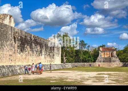 Touristen mit Guide, The Grand Ball Courrt (Gran Juego de Pelota), Chichen Itza, UNESCO-Weltkulturerbe, Yucatan, Mexiko Stockfoto
