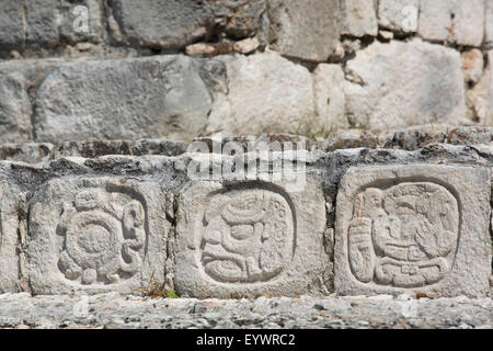 Stein gehauen, Hieroglyphen, Struktur der fünf Etagen (Pisos), Edzna, Maya-Ausgrabungsstätte, Campeche, Mexiko, Nordamerika Stockfoto