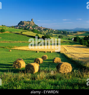 Chateau de Polignac und Heu Ballen, Polignac, Haute-Loire, Auvergne, Frankreich, Europa Stockfoto