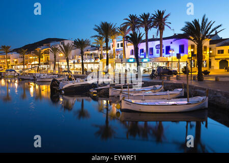 Restaurants am Abend entlang des Hafens, Fornells, Menorca, Balearen, Spanien, Mittelmeer, Europa Stockfoto