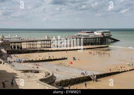 Cromer Pier und Urlauber am Strand Stockfoto