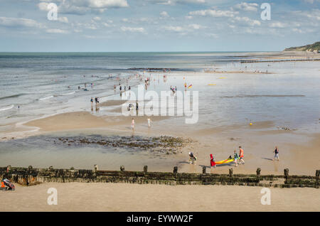 Urlauber am Sandstrand bei Cromer in Norfolk Stockfoto