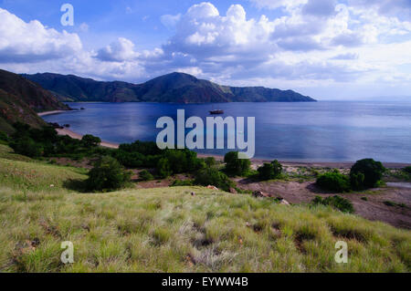 Blickte auf ein Phinisi Stil Liveaboard Boot vor Anker in Matu Monco Bucht in NW Komodo Insel Komodo National Park, Indonesien Stockfoto