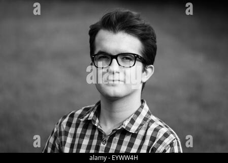 Foto von der Stadt-Porträt eines jungen Mannes Stockfoto