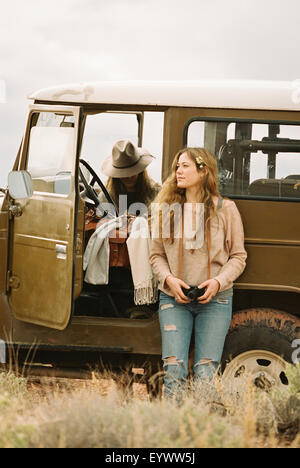 Zwei Frauen mit dem Jeep in die Wüste, ein Betrieb einer Kameras. Stockfoto