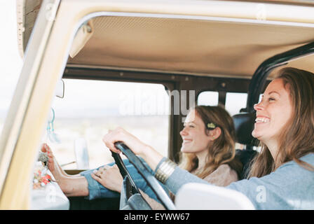 Zwei Frauen auf einem Ausflug in die Wüste, in einem 4 x 4. Stockfoto