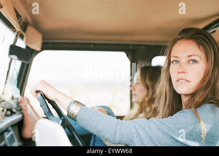 Zwei Frauen auf einem Ausflug in die Wüste, in einem 4 x 4. Stockfoto