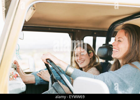 Zwei Frauen auf einem Ausflug in die Wüste, in einem 4 x 4. Stockfoto