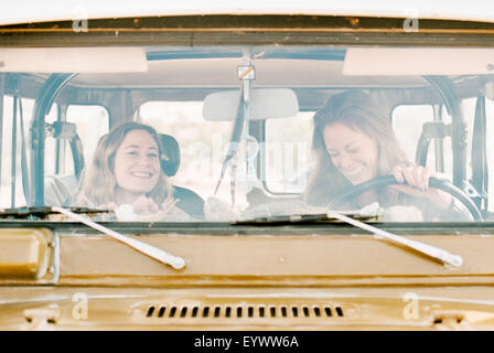 Zwei Frauen auf einem Ausflug in die Wüste, in einem 4 x 4 fahren. Stockfoto