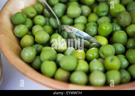 Nocellara del Belice Oliven in Holzschale mit Löffel. Stockfoto