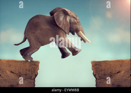 Sprung des Glaubens Konzept Elefanten in eine Gletscherspalte springen Stockfoto