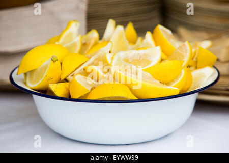In Scheiben geschnittenen Zitronen in blau umrandeten weißen Schale. Stockfoto