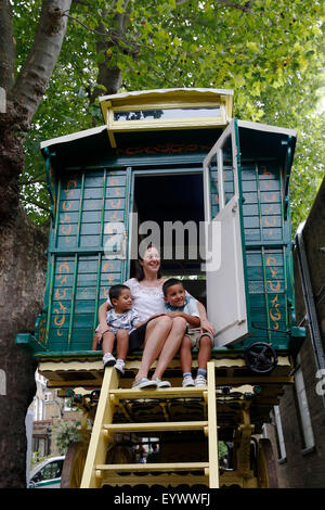 London, UK. 3. August 2015. (L-R) Noah, Sophie und Joshua posieren mit 20er Jahre eingerichtete "Burton" Wohnwagen bei Christies Auktionshaus in London, UK Montag 3, August 2015. Das Stück wird sich voraussichtlich für £35000, wenn es darum geht, Auktion, als Teil der normalen Verkauf am 10. September. Bildnachweis: Luke MacGregor/Alamy Live-Nachrichten Stockfoto