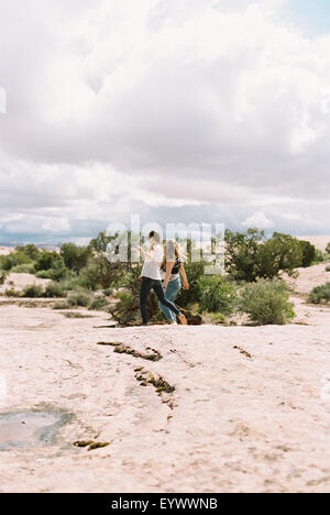 Zwei barfuß Frauen gehen in eine Wüste. Stockfoto