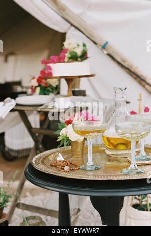 Essen und trinken auf Tischen im freien Zelt in der Wüste. Stockfoto