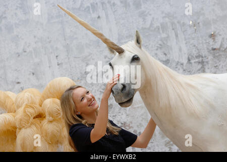 London, UK. 3. August 2015. Ein Christie Mitarbeiter stellt mit einem Modell eines Einhorns im Auktionshaus Christie's in London, UK Montag 3, August 2015. Das Stück wird sich voraussichtlich für £7.000, wenn es darum geht, Auktion, als Teil der normalen Verkauf am 10. September. Bildnachweis: Luke MacGregor/Alamy Live-Nachrichten Stockfoto