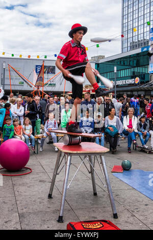 Berlin Berlin Alexanderplatz Internationale Straßentheaterfestival, BERLIN LACHT, lacht - Jongleur, Jonglage und Balance-Akt Stockfoto