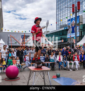 Berlin Berlin Alexanderplatz Internationale Straßentheaterfestival, BERLIN LACHT, lacht - Jongleur, Jonglage und Balance-Akt Stockfoto