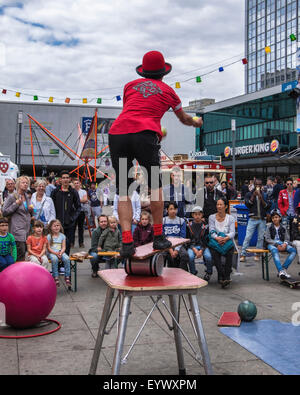 Berlin Berlin Alexanderplatz Internationale Straßentheaterfestival, BERLIN LACHT, lacht - Jongleur, Jonglage und Balance-Akt Stockfoto