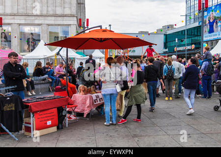 Berlin Alexanderplatz Internationale Straßentheaterfestival, BERLIN LACHT, lacht Berlin - Markt, Stall und Shopper Stockfoto