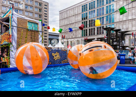 Berlin Berlin Alexanderplatz Internationale Straßentheaterfestival, BERLIN LACHT, lacht - Kinder genießen schwimmende Kugeln Stockfoto