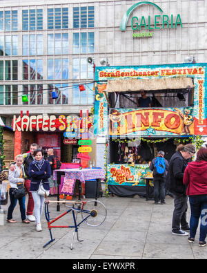 Berlin Berlin Alexanderplatz Internationale Straßentheaterfestival, BERLIN LACHT, lacht - Marktstände Stockfoto