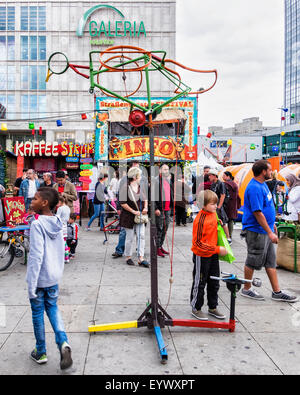 Berlin Berlin Alexanderplatz Internationale Straßentheaterfestival, BERLIN LACHT, lacht - Markt Ständen und Menschen Stockfoto