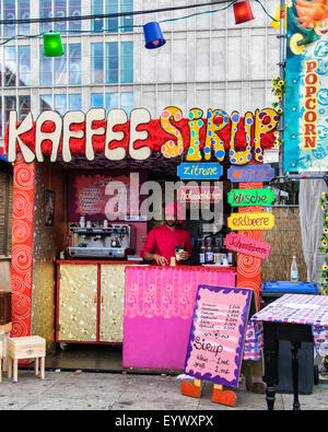 Berlin Berlin Alexanderplatz Internationale Straßentheaterfestival, BERLIN LACHT, lacht - Marktstand verkaufen Kaffee Stockfoto