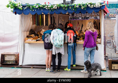 Berlin Alexanderplatz Internationale Straßentheaterfestival, BERLIN LACHT, lacht Berlin - Markt, Stall, Shopper und Hund Stockfoto