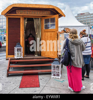 Berlin Berlin Alexanderplatz Internationale Straßentheaterfestival, BERLIN LACHT, lacht - Wahrsager, wahrsagerin Stockfoto