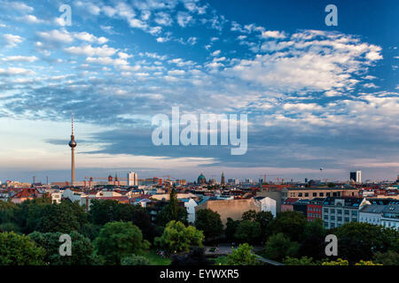 Berlin Sonnenuntergang Blick vom Apartment-Gebäude auf dem Dach. Dramatischen Abend Landschaftsansicht der deutschen Hauptstadt Stockfoto