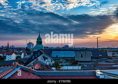 Berlin Sonnenuntergang Blick vom Apartment-Gebäude auf dem Dach. Dramatischen Abend Landschaftsansicht der deutschen Hauptstadt Stockfoto