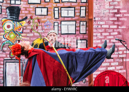 Berlin Berlin Alexanderplatz Internationale Straßentheaterfestival, BERLIN LACHT, lacht - Zauberer und schwebenden Modell Stockfoto