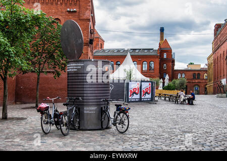 Kulturbrauerei Berlin, Kulturbrauerei, alte Schultheiss-Brauerei Hof, Fahrrad Ständer und Backstein-Gebäude Stockfoto