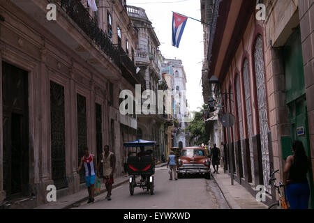 Eine typische Straßenszene in Alt-Havanna. Stockfoto