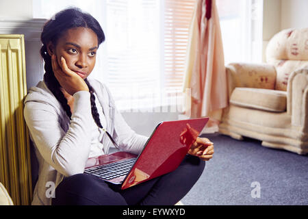 Frustriert ethnischen Mädchen saß im Innenbereich Stockfoto