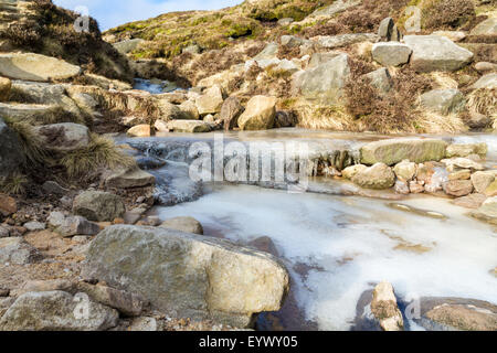 Frozen stream im Winter auf das Moor, Moor, Kinder Scout Alfreton, Derbyshire, Peak District National Park, England, Großbritannien Stockfoto