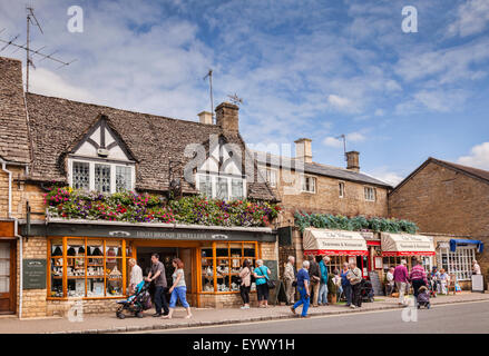 Touristen in der High Street in Bourton-on-the-Water, Gloucestershire, England. Stockfoto