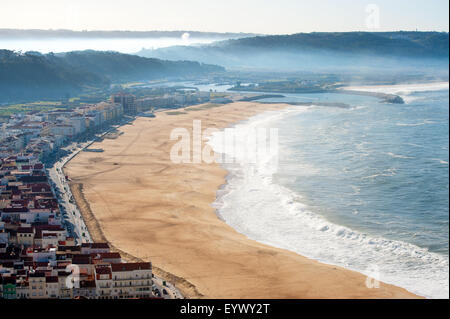 Blick auf Dorf am Meer von neuen Nazare Portugal. Silber Küste Stockfoto