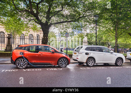 Elektro-Autos aufgeladen im Zentrum von Birmingham, West Midlands, England Stockfoto