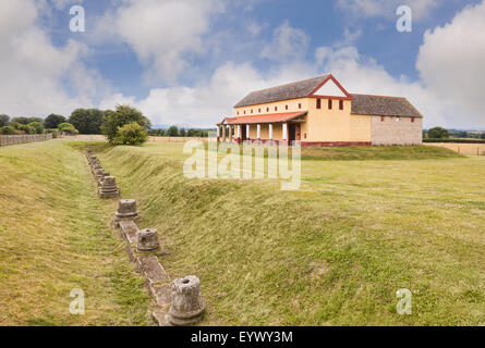 Wroxeter Replik römische Stadthaus und einem Graben zeigt die Grundlagen der ursprünglichen Spalten und ihre Tiefe unterhalb der aktuellen Oberfläche. Stockfoto