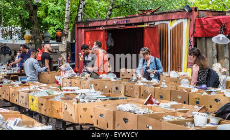 Berliner Mauer Park Flohmarkt - Stände Verkauf aus zweiter hand waren und Vintage Sammlerstücke und Müll verwendet Stockfoto